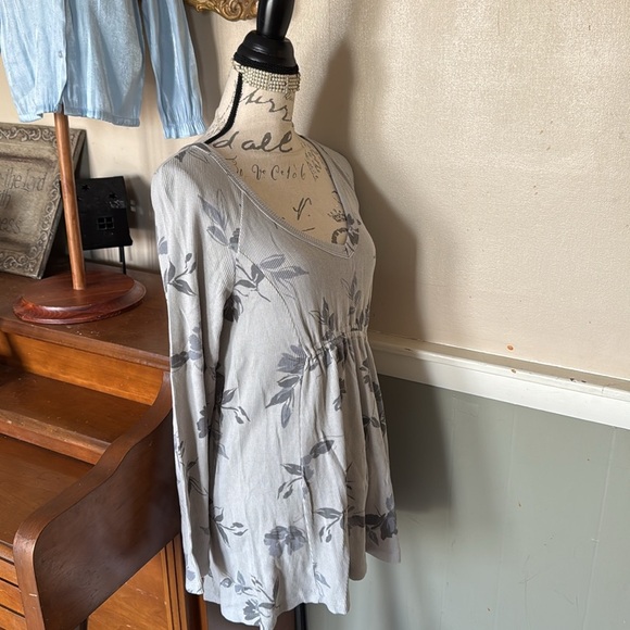 Ingrid & Isabel Maternity Gray Floral Waffle Knit Blouse NWT - Picture 6 of 6